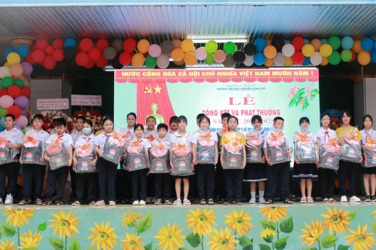 iSMART Đắk Lắk trao hơn 700 triệu tiền quà cho học sinh vượt khó