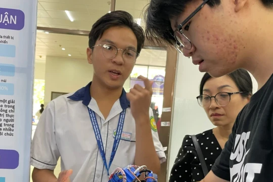 Bình Thuận Học sinh chế tạo găng tay hỗ trợ người tai biến
