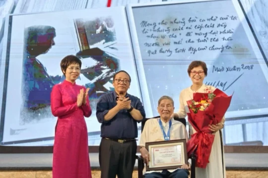 Nhạc sĩ đầu tiên nhận giải Hiệp sĩ Dế Mèn