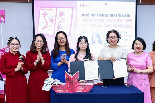Học sinh ra mắt sách song ngữ, mong quảng bá văn hóa Việt