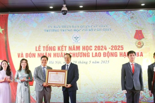 Hà Nội: Trường THCS Cầu Giấy đón nhận Huân chương Lao động hạng Ba