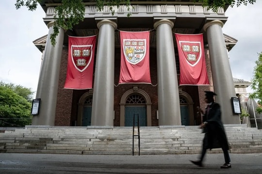 Trước lễ trao bằng ở Harvard: Lo âu bao phủ, chú ý hướng về phiên điều trần