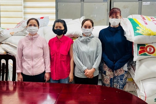 Công an Hà Nội khám xét khẩn cấp tiệm gạo Tuyết Kỳ, khởi tố bà chủ cửa hàng