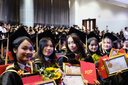 Gần 300 sinh viên Trường Đại học Tôn Đức Thắng tốt nghiệp trước tiến độ