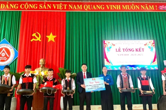 Bộ cồng chiêng quý giúp trường học gìn giữ di sản văn hóa Tây Nguyên