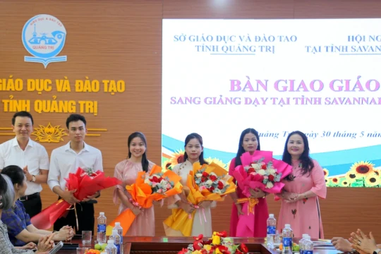 Sở GD&ĐT Quảng Trị bàn giao 4 giáo viên sang Lào giảng dạy tiếng Việt