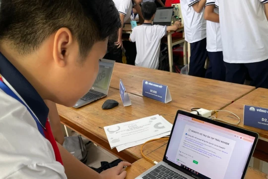 Bệ đỡ từ niềm đam mê tin học