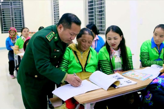 Chiến sĩ biên phòng người Mông và ký ức khó quên ngày theo mẹ đến lớp xóa mù chữ