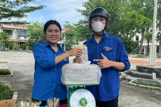 Tặng sách giáo khoa cho học sinh nghèo