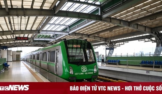 Kính lan can nứt vỡ, mái che thủng mảng lớn ở ga đường sắt Cát Linh - Hà Đông