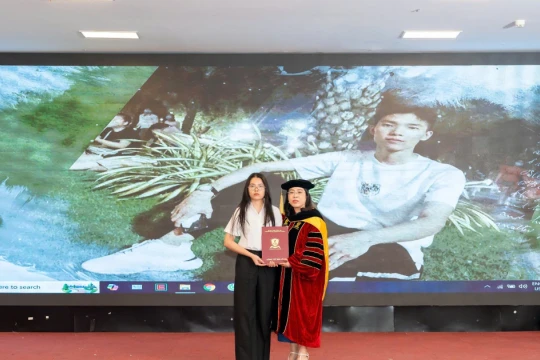 Xúc động hình ảnh em gái đỏ mắt thay anh nhận bằng cử nhân