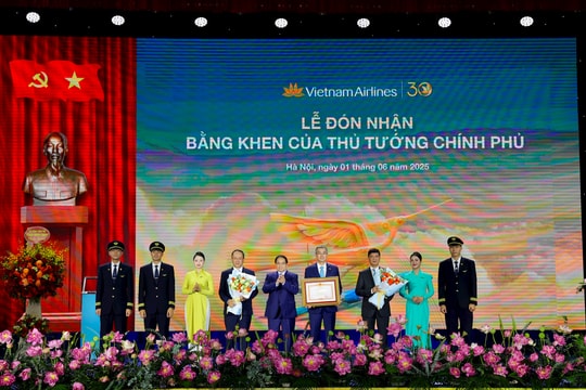 Vietnam Airlines vinh dự đón nhận Bằng khen Thủ tướng Chính phủ nhân dịp 30 năm thành lập