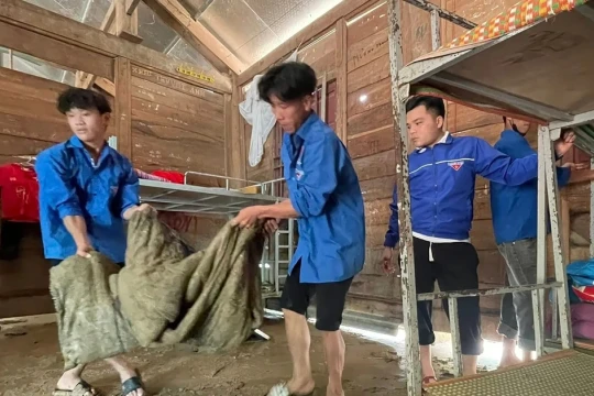 Giáo viên, phụ huynh ở Nghệ An chung tay khắc phục hậu quả mưa lũ