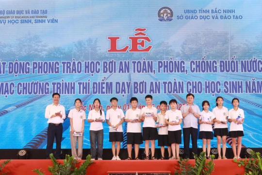 Khai mạc thí điểm chương trình dạy bơi an toàn cho học sinh