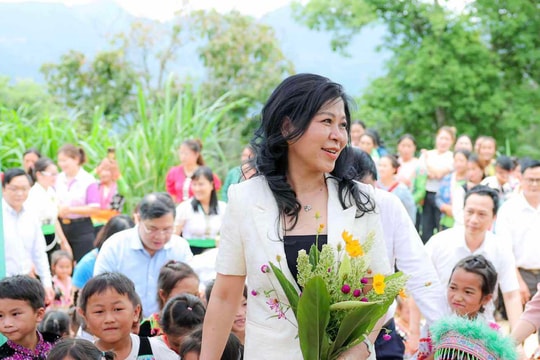 Phu nhân Ngô Phương Ly tặng quà, vui Tết thiếu nhi cùng trẻ em ở Điện Biên