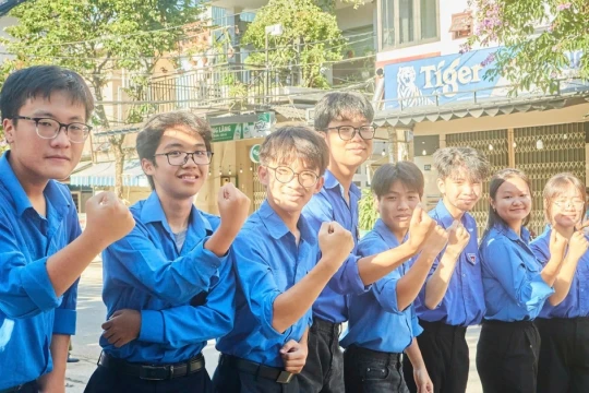 Đà Nẵng: Tình nguyện viên che nắng cho thí sinh dự thi vào lớp 10