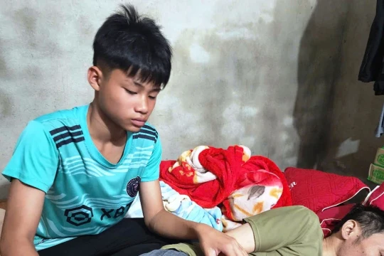 Nghẹn lòng cảnh nam sinh lớp 9 chăm cha liệt giường, bà nội già yếu