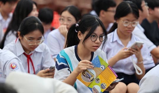 Đề thi lớp 10 môn ngữ văn: Ngữ liệu không có trong sách giáo khoa, phải làm sao?