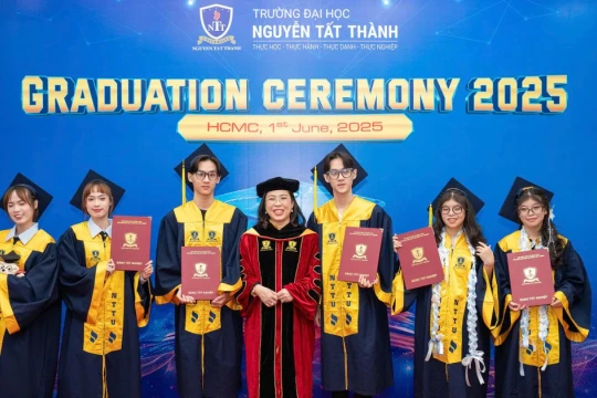 3 cặp song sinh cùng tốt nghiệp một trường đại học