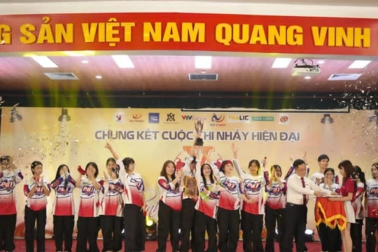 Học sinh "cháy" hết mình tại sân khấu V-FIRE 2025 Cao đẳng Truyền hình
