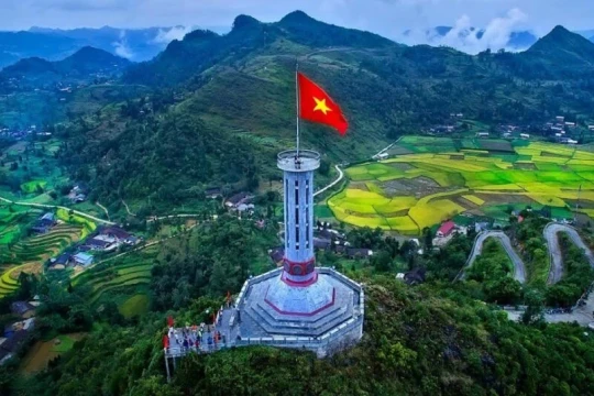 Tạm dừng tham quan Cột cờ Quốc gia Lũng Cú