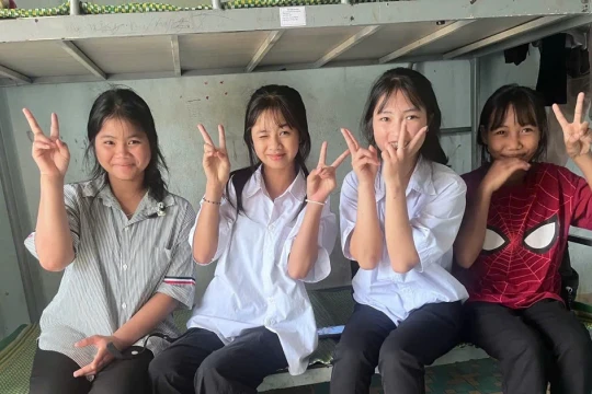 Thầy cô đồng hành cùng trò vùng khó vượt vũ môn