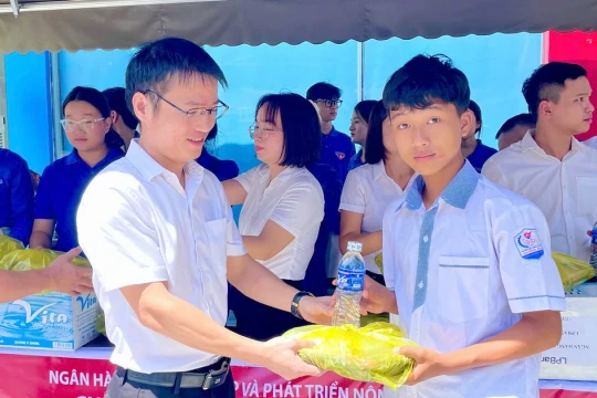 Những suất cơm miễn phí ấm lòng sĩ tử vùng cao Nghệ An