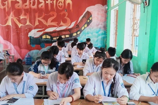 Ôn thi tốt nghiệp tại vùng 'chảo lửa': Nắng nóng thử thách ý chí