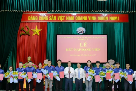 Bắc Ninh có thêm 11 sinh viên ưu tú được kết nạp Đảng
