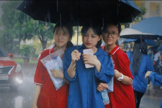 Tình nguyện viên đội mưa hỗ trợ thí sinh lớp 10 tại Hà Tĩnh
