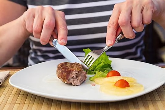Quy tắc dùng dao nĩa khi ăn đồ Tây