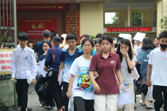Đề Văn lớp 10 chuyên Hà Tĩnh đề cao bản lĩnh sống và tình yêu Tổ quốc
