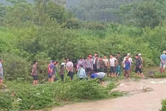 Cô gái 16 tuổi bị lũ cuốn trôi ở Hoà Bình