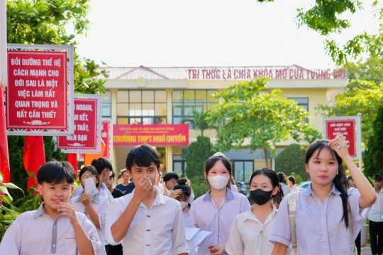 Sĩ tử thở phào sau khi hoàn thành Kỳ thi tuyển sinh 10 hệ không chuyên