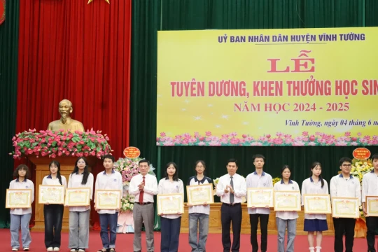 Khen thưởng giáo viên, học sinh tiêu biểu huyện Vĩnh Tường năm học 2024–2025