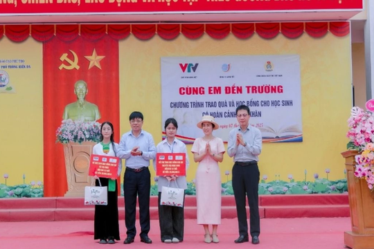 Công đoàn Giáo dục Việt Nam giúp học trò nghèo viết tiếp ước mơ