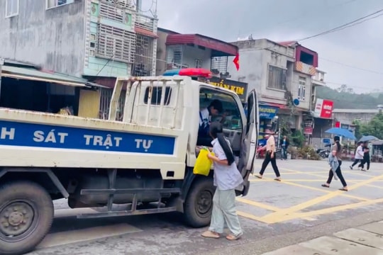 Hai học sinh được CSGT đưa tới điểm thi đúng giờ