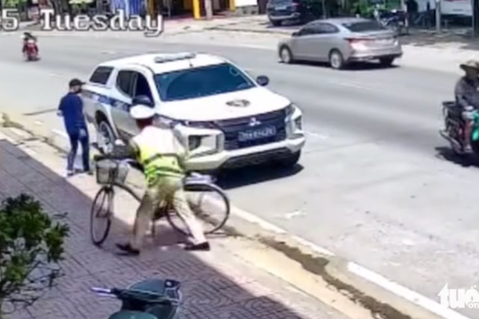 Thấy nam sinh dắt bộ xe, CSGT hỏi thăm rồi chở thẳng tới trường thi
