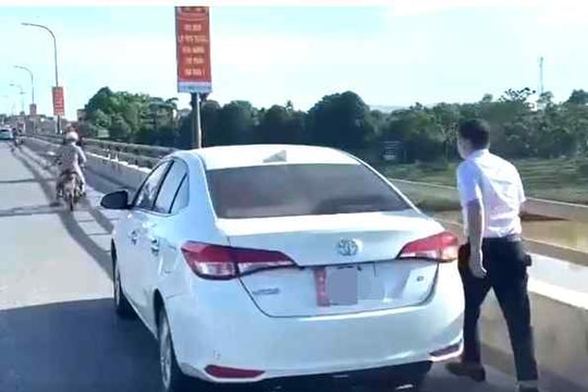 Danh tính người đàn ông dừng oto trên cầu làm hành động khiến nhiều người bức xúc
