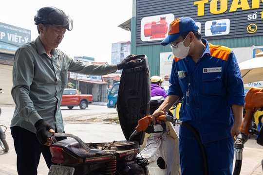Giá xăng RON95 tăng hơn 100 đồng/lít