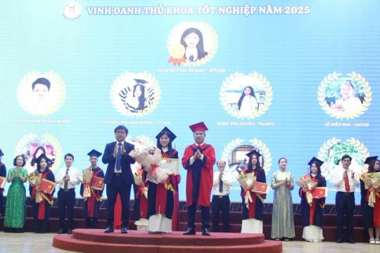 Trường ĐH Công đoàn tuyển dụng đặc cách thủ khoa toàn trường ngay Lễ bế giảng