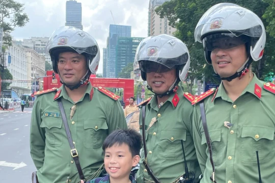 Trẻ em thích thú chụp hình, giao lưu cùng chiến sĩ Công an Nhân dân
