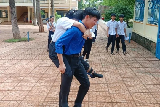 Học trò lớp 11 cõng thí sinh đến phòng thi đúng giờ