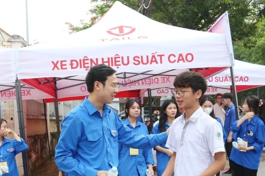 Thí sinh Bắc Ninh làm bài thi môn Ngữ văn kỳ thi vào lớp 10