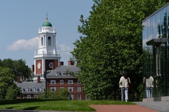 Tổng thống Donald Trump ký sắc lệnh hạn chế visa du học Harvard, viện dẫn lý do an ninh quốc gia