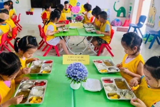 Thuế chồng thuế bữa ăn bán trú của học sinh Quảng Bình?