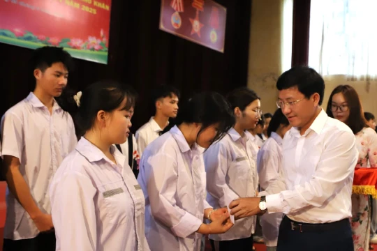 Trao gần 170 suất quà cho 'sĩ tử' Điện Biên tham gia kỳ thi tốt nghiệp THPT