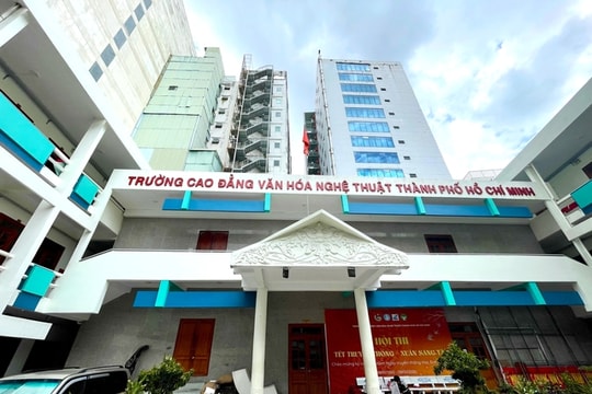 Sinh viên ‘kêu cứu’ vì không được thi tốt nghiệp tại sân khấu bên ngoài