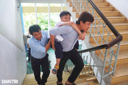 Hành trình vượt khó vào lớp 10: Nụ cười “nở” trên xe lăn