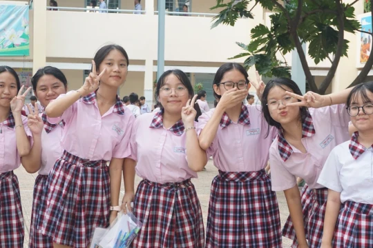 TPHCM mát mẻ sau mưa, thí sinh thoải mái bước vào môn thi Ngoại ngữ
